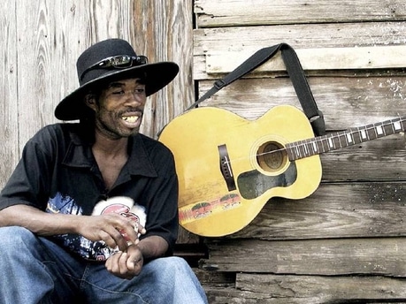 Brushy One String – Chicken in The Corn