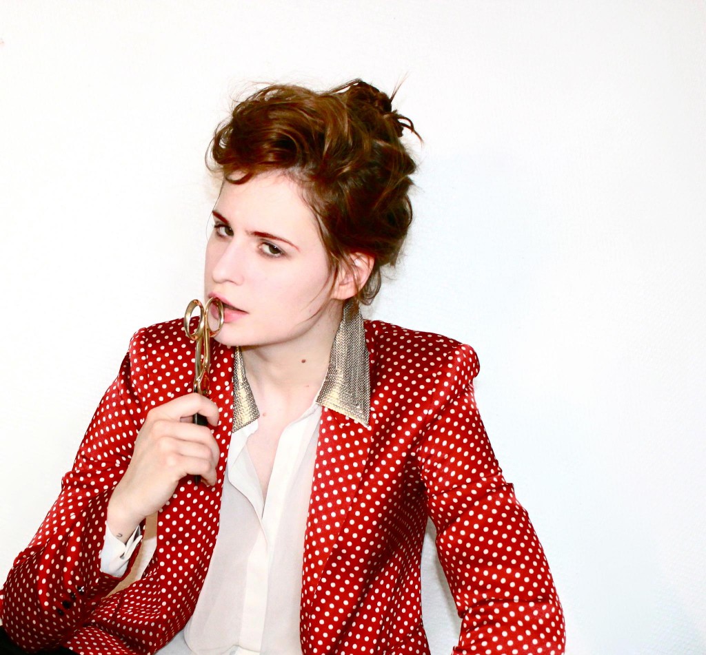 Christine and the Queens  / Saint claude ( Electrifiante et bondissante)