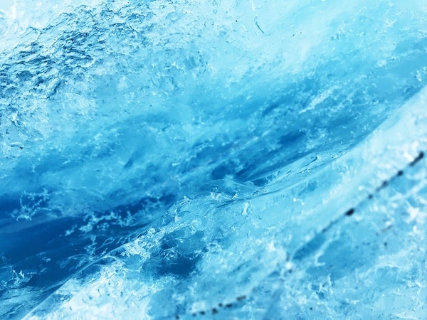 plongée en apnée sous la glace à Tignes