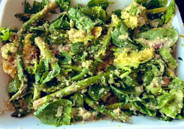 Asperges et avocats rôtis