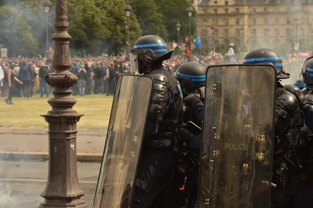 CRS en position d'attente face aux manifestants au loin lors d'une manifestation contre la réforme des retraites