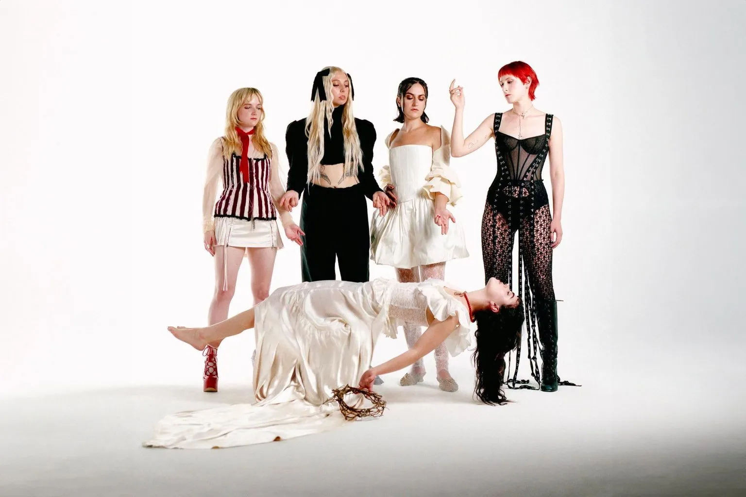 The Last Dinner Party et "Caesar on a TV Screen"