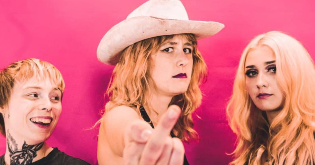 Lambrini girls envoie du steack contre l'extrême droite anglaise avec "God"s Country"