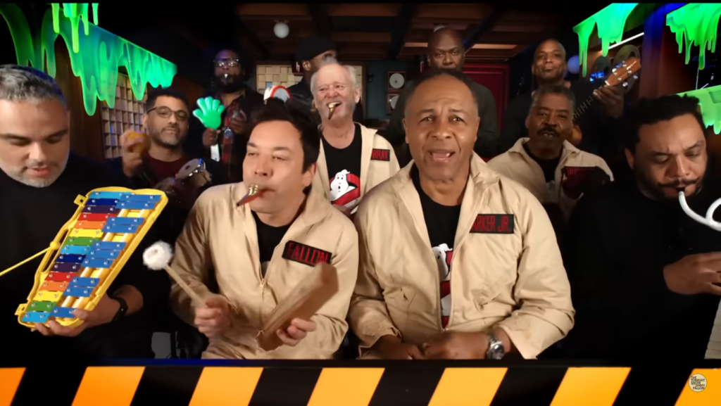 Ray Parker Jr., Bill Murray, et Ernie Hudson reprennent le thème de Ghostbusters avec Jimmy Fallon et The roots