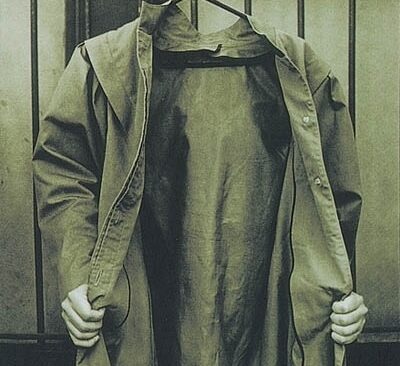 Couverture du Jardin du Bossu chez Folio Policier. Un imper pend à un cintre, mais deux mains sortent de l'imper