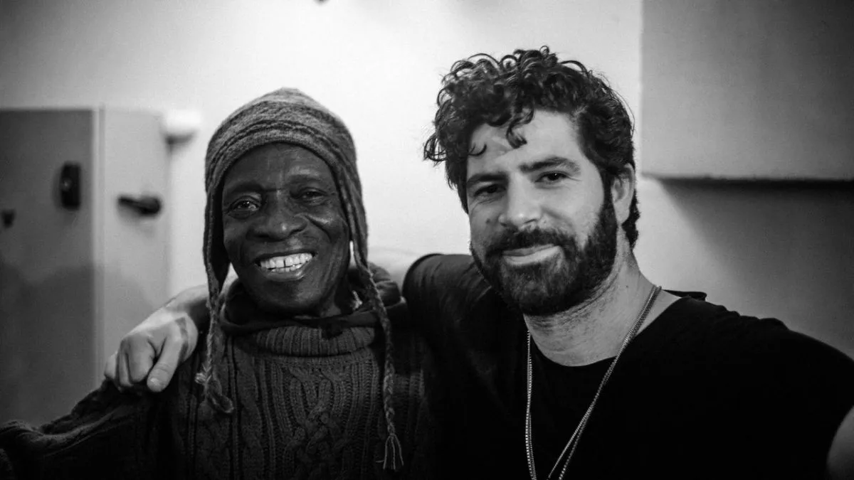 Yannis Philippakis ft Tony Allen et « Walk through fire »