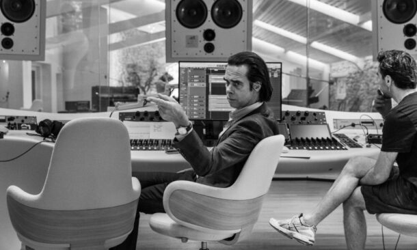 Après avoir partagé le titre Wild God en mars dernier, Nick Cave and the Bad Seeds continue de nous faire saliver les oreilles avec un second single "Frogs".