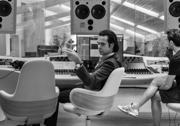 Après avoir partagé le titre Wild God en mars dernier, Nick Cave and the Bad Seeds continue de nous faire saliver les oreilles avec un second single "Frogs".