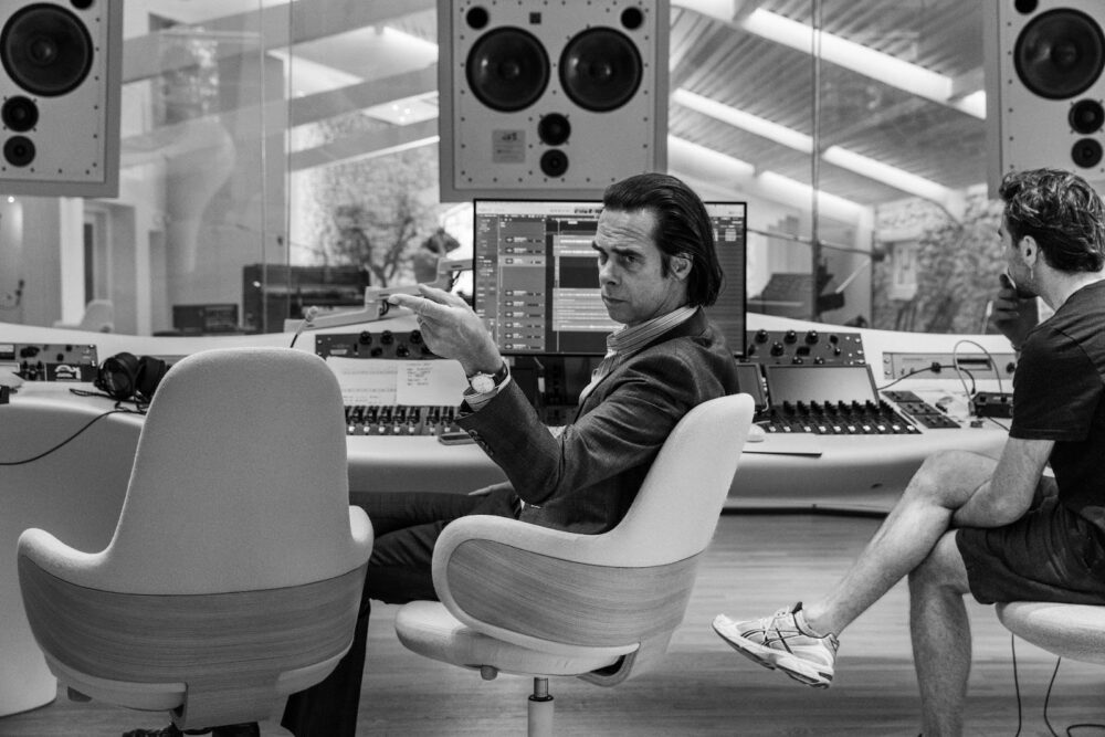 Après avoir partagé le titre Wild God en mars dernier, Nick Cave and the Bad Seeds continue de nous faire saliver les oreilles avec un second single "Frogs".