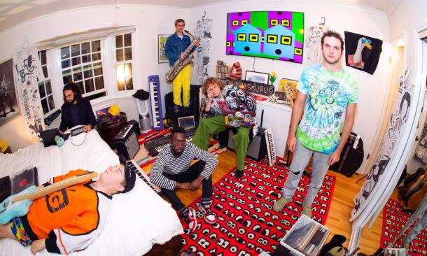 Thumpasaurus est de retour avec un nouvel OVNI sonore, 'And That's Just the Appetizer...', et autant te dire que si c’est l’entrée, on est déjà prêts à bouffer le menu entier.