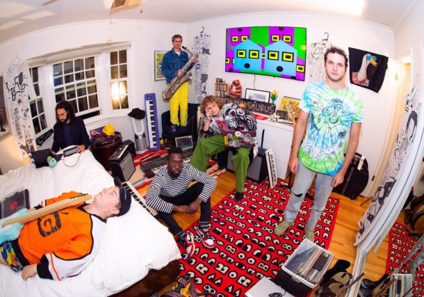 Thumpasaurus est de retour avec un nouvel OVNI sonore, 'And That's Just the Appetizer...', et autant te dire que si c’est l’entrée, on est déjà prêts à bouffer le menu entier.