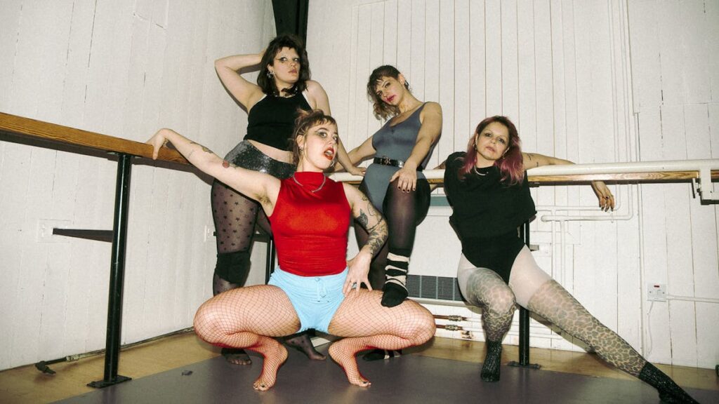 Panic Shack balance un crochet punk à la culture toxique des années 2000 avec "Gok Wan"