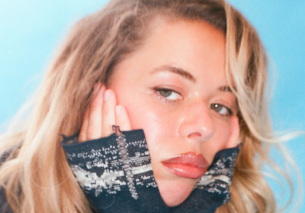 Nilüfer Yanya sort Cold Heart et ça pique comme une clope mouillée sur le cœur