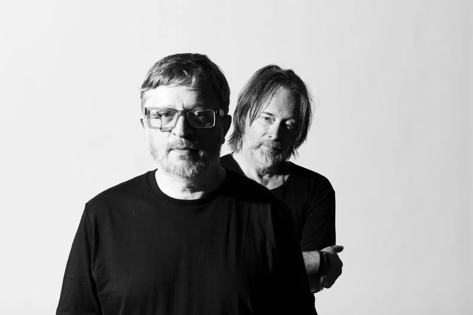 Thom Yorke et Mark Pritchard balancent “Gangster” – Premier extrait de Tall Tales, et ça sent la fin du monde (mais en beau)