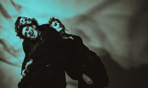 Adore mord fort avec "Show Me Your Teeth", un cri post-punk halluciné entre cauchemars, guitares crades et rage viscérale. À écouter très fort.