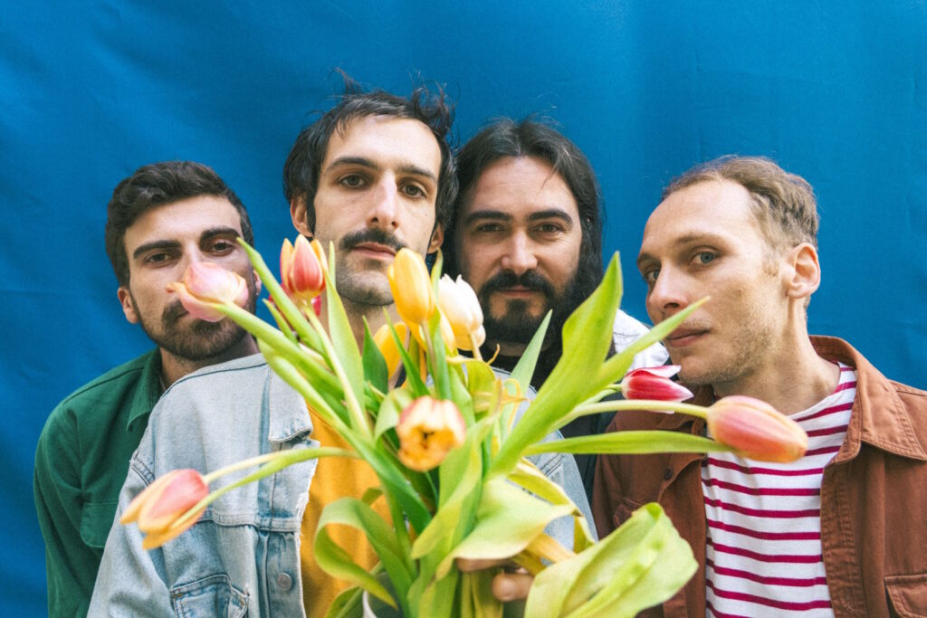 Avee Mana : Quand la vie moderne te branche et te laisse punk