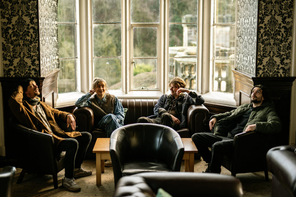 Bureau De Change balance “Resistance”, un tube punk acide et engagé. Satire sociale, riffs nerveux et révolution de bureau made in Bath.