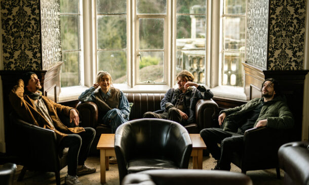 Bureau De Change balance “Resistance”, un tube punk acide et engagé. Satire sociale, riffs nerveux et révolution de bureau made in Bath.