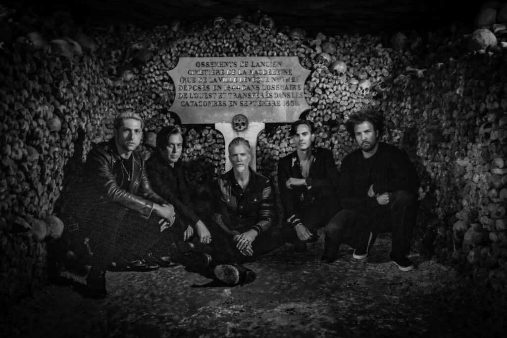 Queens of the Stone Age - Alive in the Catacombs