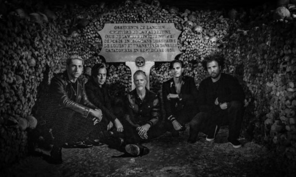 Queens of the Stone Age - Alive in the Catacombs