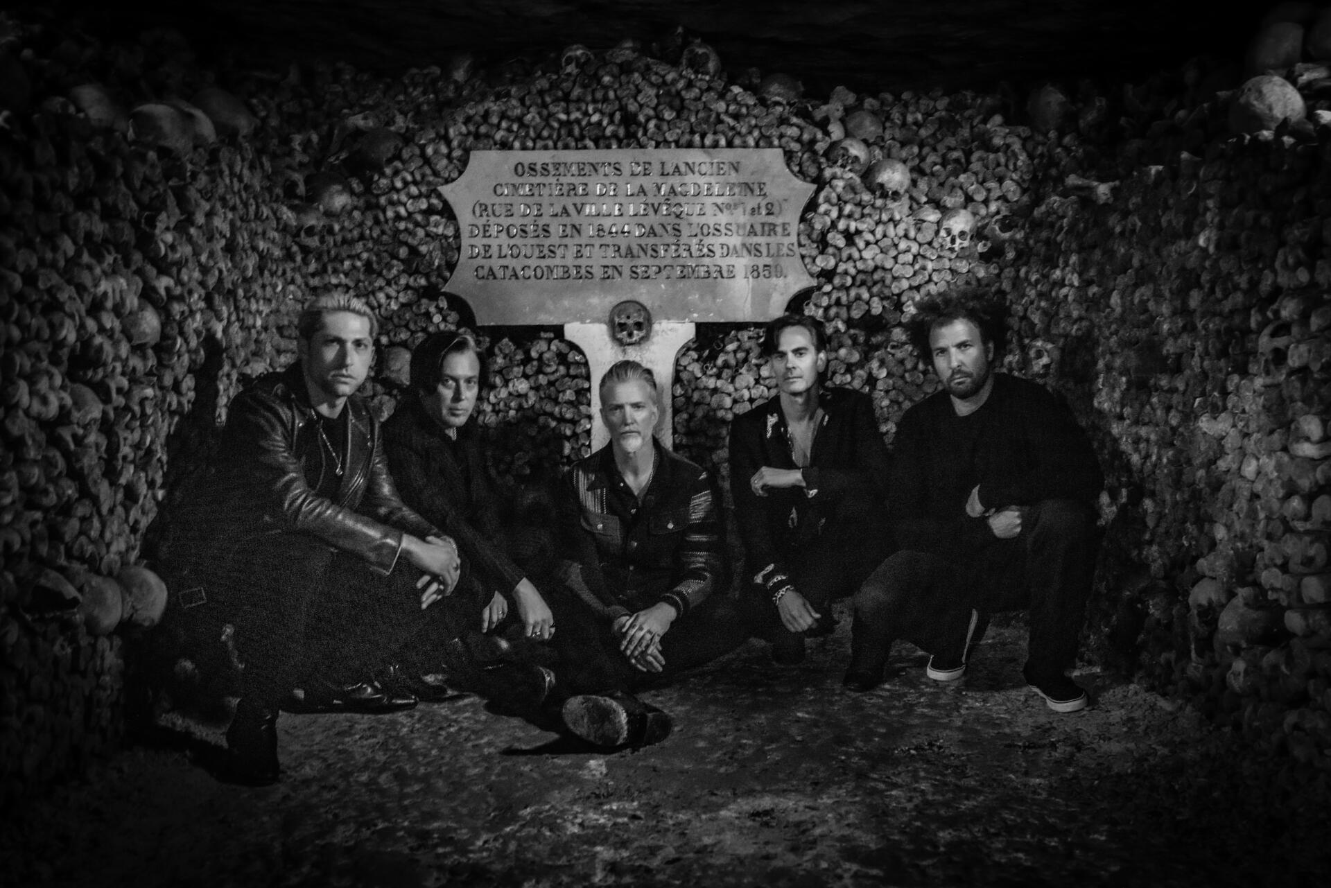 Queens of the Stone Age - Alive in the Catacombs