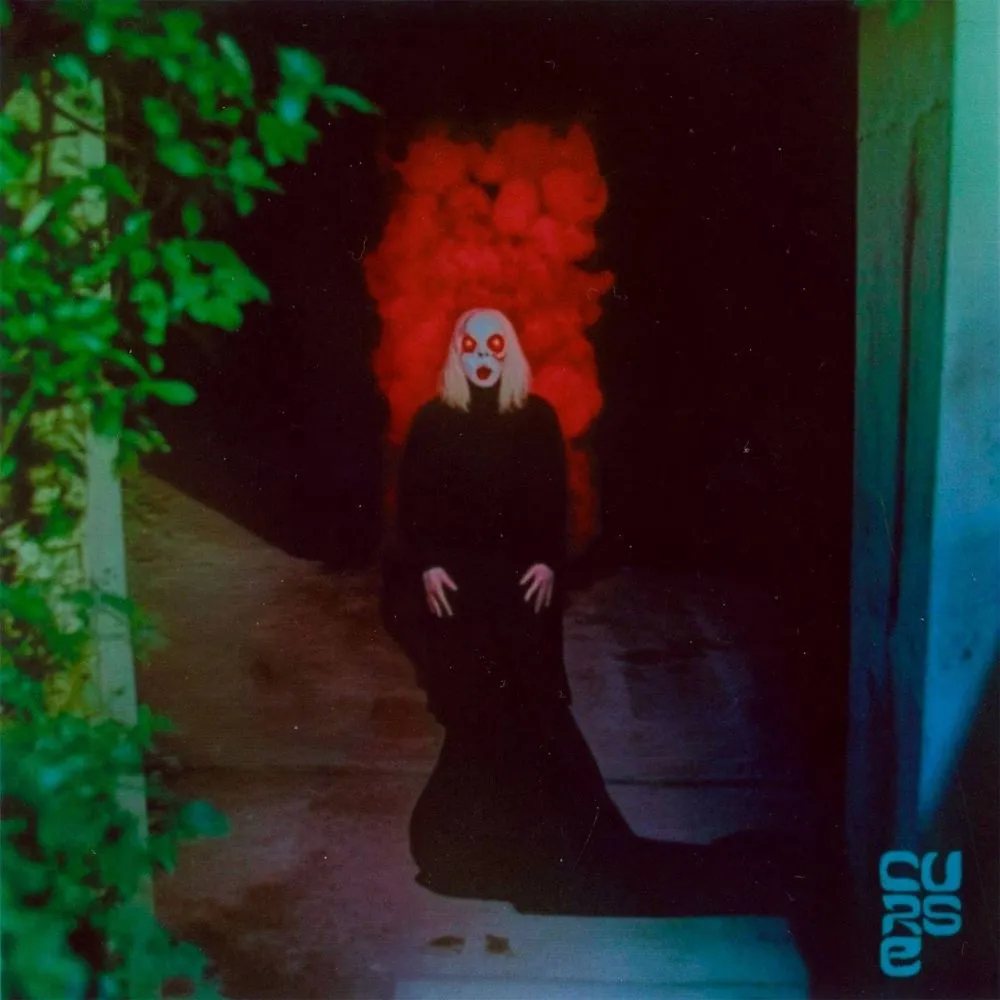 Unknown Mortal Orchestra dévoile “Boys with the Characteristics of Wolves”, premier extrait de l’EP Curse, entre rock occulte et giallo psyché.