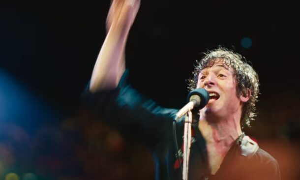 eremy Allen White devient Bruce Springsteen dans Deliver Me From Nowhere. Un biopic centré sur l’album Nebraska, brut, touchant et validé par le Boss himself.