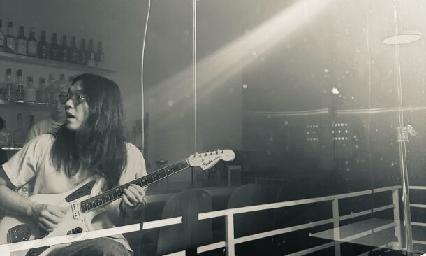 Munan explore l’amour, le doute et les virages flous de la vie dans un EP sincère et groovy, entre disco, grunge et confessions douces.