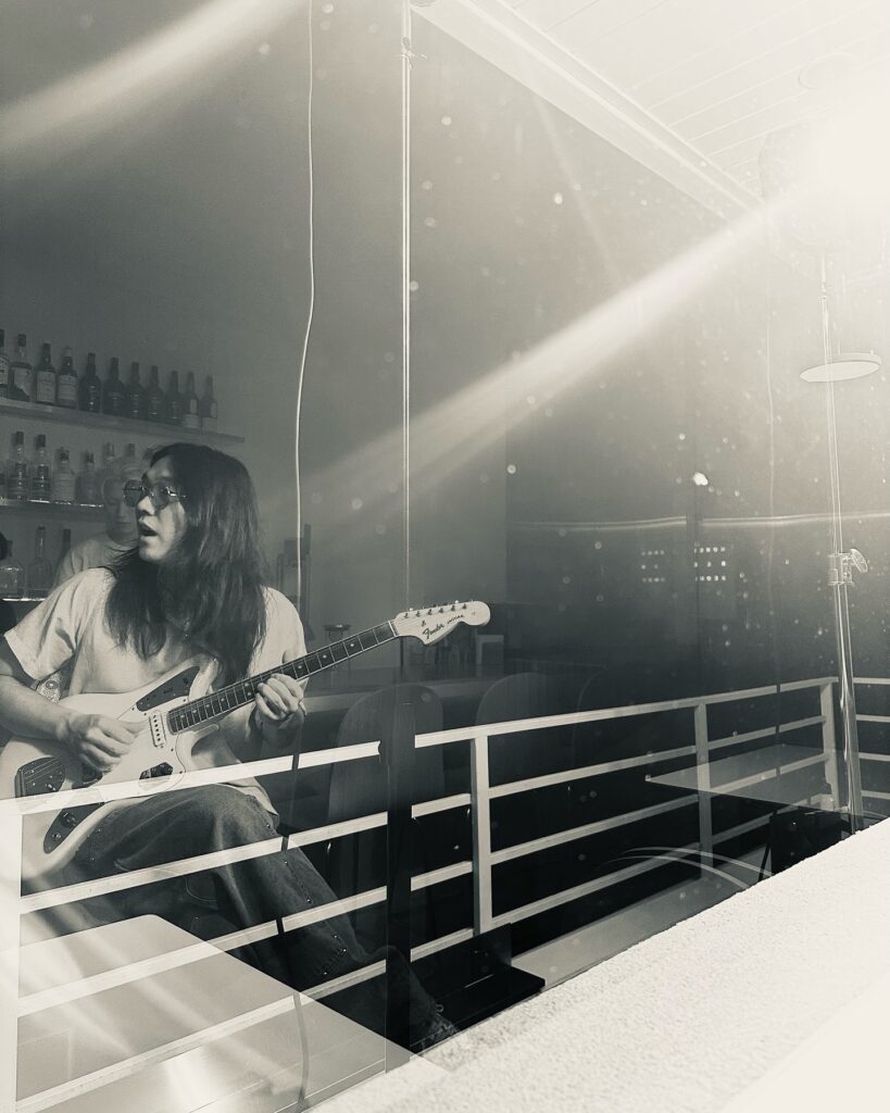 Munan explore l’amour, le doute et les virages flous de la vie dans un EP sincère et groovy, entre disco, grunge et confessions douces.