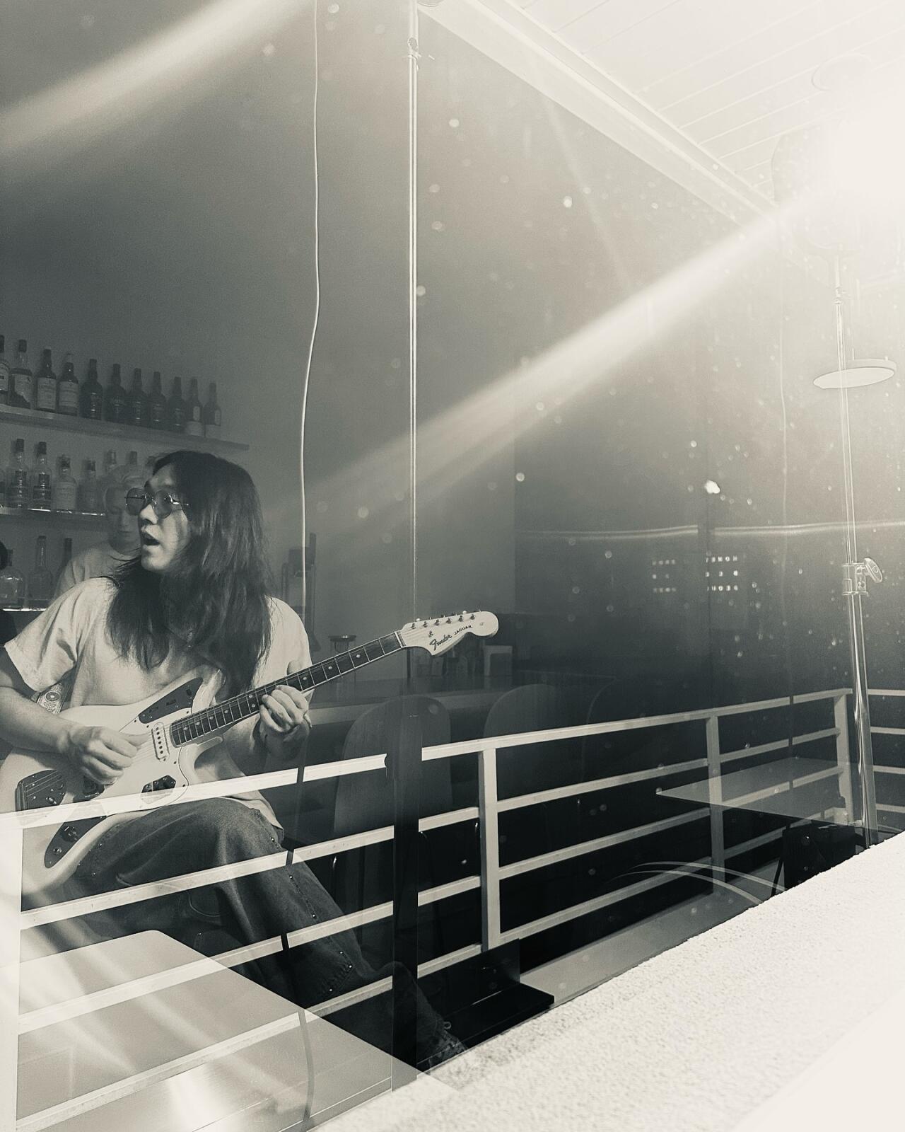 Munan explore l’amour, le doute et les virages flous de la vie dans un EP sincère et groovy, entre disco, grunge et confessions douces.