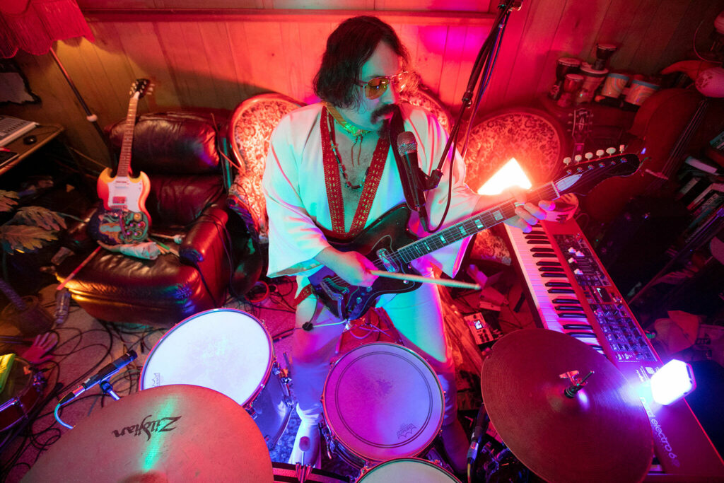 “Big Dumb” : riff appuyé, humour et énergie brute