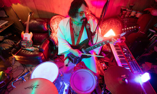 “Big Dumb” : riff appuyé, humour et énergie brute