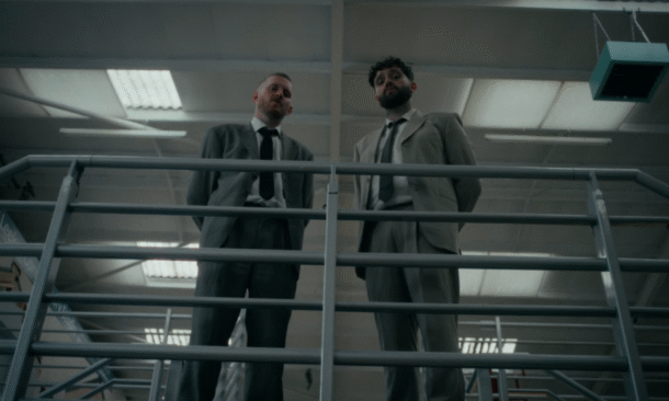 BIG SPECIAL balance God Save The Pony, un titre punk spoken word brutal et syncopé, issu de National Average, leur album surprise. Du bruit, de la colère,