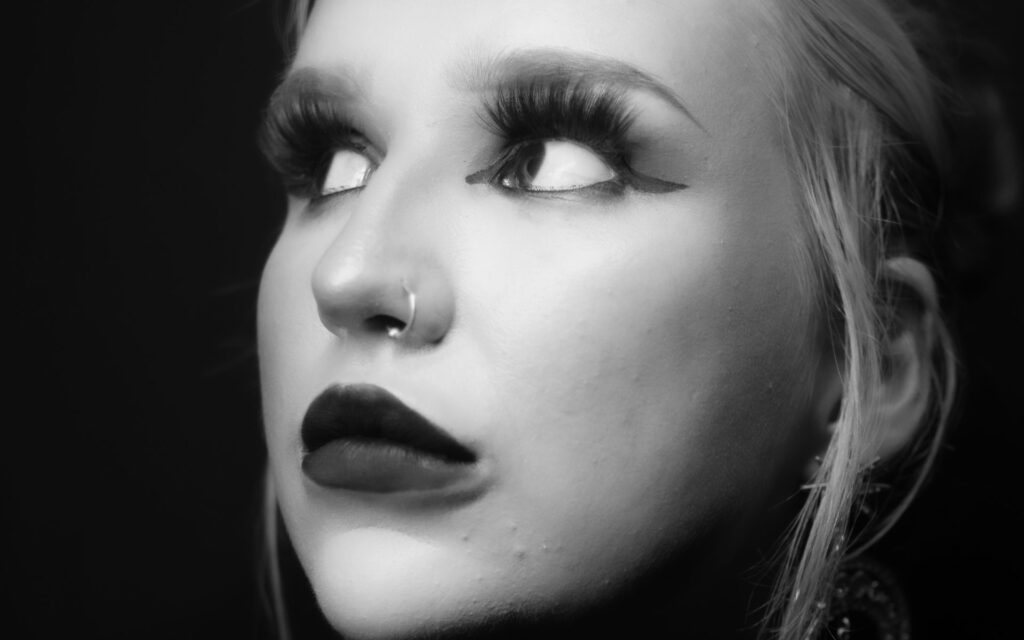 Jodie Langford sort "S.T.B.Y" : Electro punk addictif