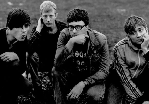 1. Trouvez un concept, même simple Non, il ne faut pas un budget de clip de Beyoncé. Mais il faut une idée. Une couleur dominante, un décor particulier, un objet qui raconte quelque chose de vous. Les Ramones avaient leurs blousons, Blur avait son côté boys next door british. Vous, vous avez quoi ? 2. Choisissez un photographe qui comprend votre univers Pas “un pote qui a un appareil photo”. Un photographe qui sait travailler la lumière, qui connaît la scène musicale et qui saura capter ce qui vous rend unique. Le brief est important : montrez-lui vos influences, vos pochettes, vos clips. 3. Travaillez la lumière La lumière, c’est 50 % d’une bonne photo. Évitez les néons blancs de parking ou le soleil écrasant de midi. Une lumière douce, en fin de journée, ou un éclairage maîtrisé en intérieur change tout. 4. Pensez à la composition Tout le monde debout en ligne, c’est l’ennui. Jouez sur les hauteurs, les plans rapprochés, les décalages. Utilisez l’espace : escaliers, structures, éléments urbains ou naturels. 5. Racontez quelque chose Votre musique est sombre ? Votre photo doit l’être aussi. Vous faites du punk joyeux ? Montrez-le. L’image doit refléter votre son et votre personnalité, pas juste “quatre personnes qui posent”. 6. Évitez les clichés… sauf si vous les détournez La photo devant un mur de briques, la pose bras croisés… Si vous le faites, faites-le à fond et avec humour. Sinon, passez à autre chose. En résumé : une bonne photo de groupe, ce n’est pas forcément cher ni compliqué. C’est juste réfléchi. Et la prochaine fois qu’on vous proposera de “faire vite fait une photo pour le press kit”, rappelez-vous que cette image pourrait décider si votre mail est ouvert… ou pas.