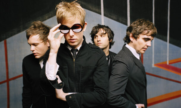 Spoon sort "Guess I'm Fallin In Love", un rock mélancolique
