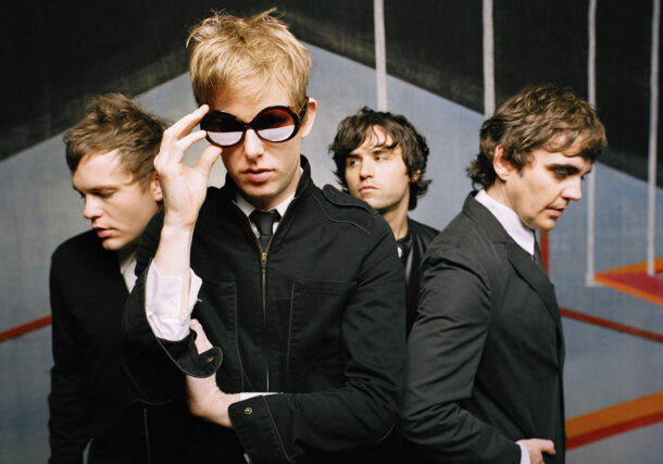 Spoon sort "Guess I'm Fallin In Love", un rock mélancolique