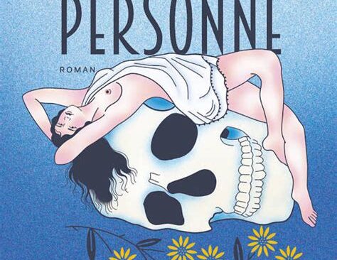 Couverture d'Accident de Personne de FLroence Mendez. Sur fond bleu, une femme brune légèrement vêtu dont la nuisette laisse apparaître un sein est allongées sur une tête de mort.