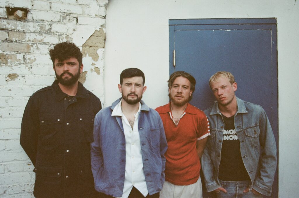 Boxing Club débute avec Barbara, un single punk rock brut et rageur. Entre Londres et Glasgow, le quatuor signe un premier titre intense et cathartique, taillé pour hurler en live.