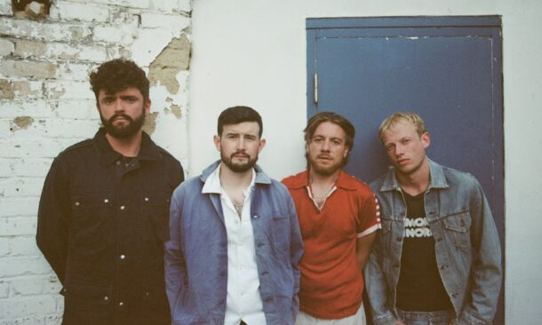 Boxing Club débute avec Barbara, un single punk rock brut et rageur. Entre Londres et Glasgow, le quatuor signe un premier titre intense et cathartique, taillé pour hurler en live.