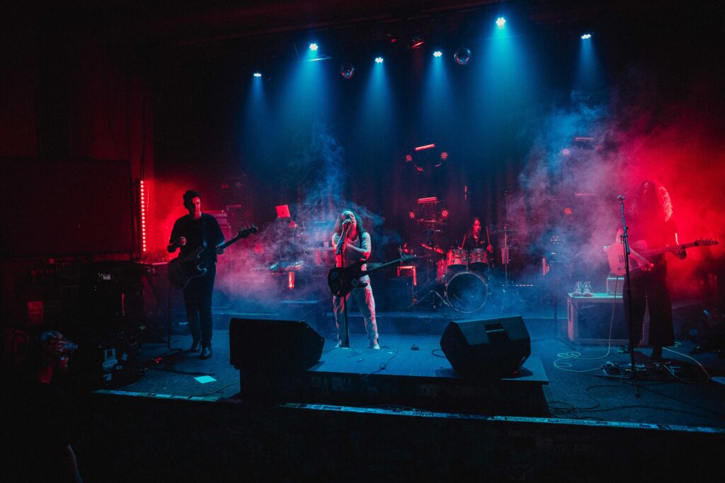 combobox invente le spankwave avec The Party, un shoot d’adrénaline entre skate punk et post punk