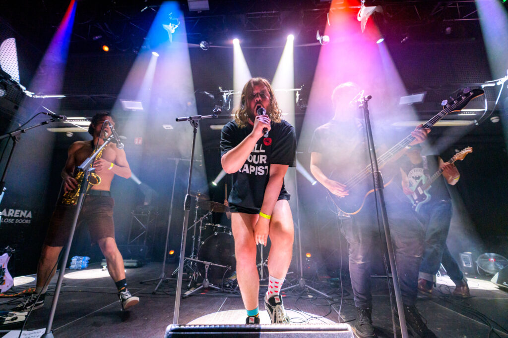 GraafLandgraaf livre De Baas, un brûlot post-punk au sax déchaîné et aux paroles engagées contre le populisme. Un premier single rageur avant un EP prévu pour février 2026.