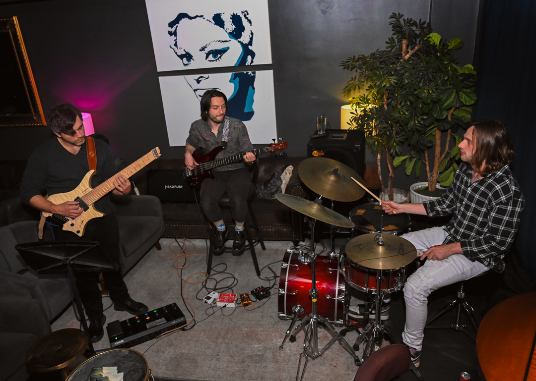 Withoutend dévoile "Crucible", un titre entre math rock et metal, riffs massifs, changements de rythme et mélodies sombres annonçant leur premier album.