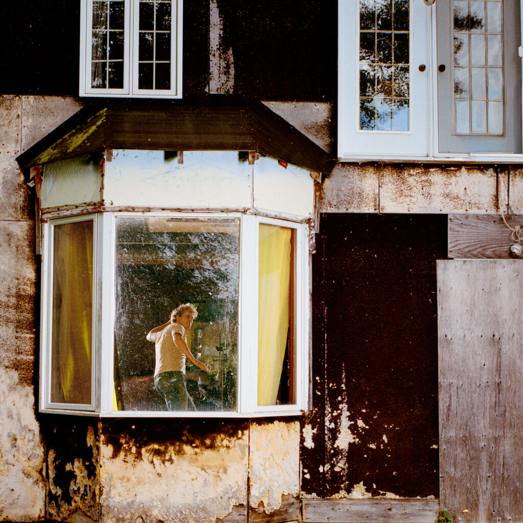 Les Louanges revient avec “Je confirme ma présence” : poésie et sample sublime