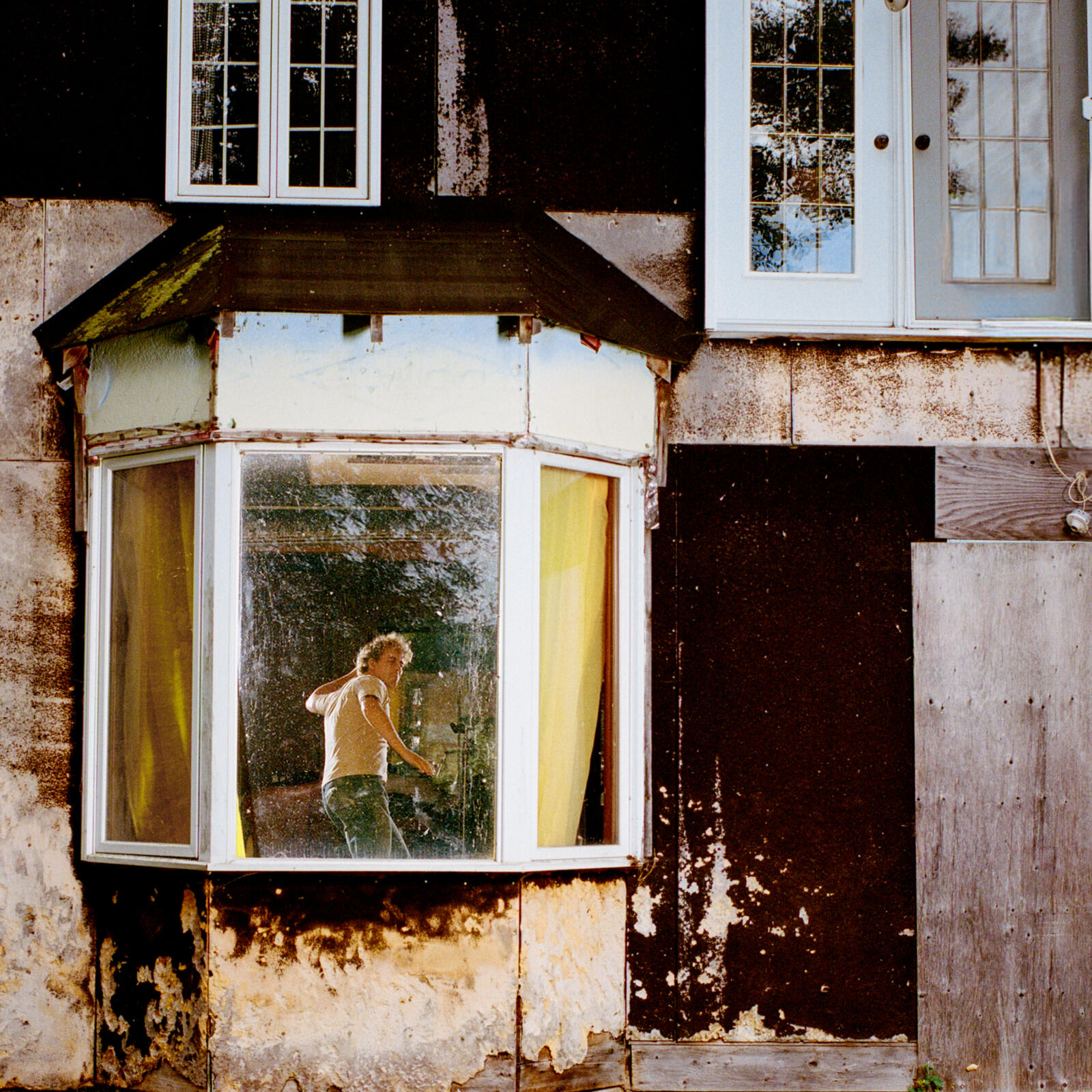 Les Louanges revient avec “Je confirme ma présence” : poésie et sample sublime