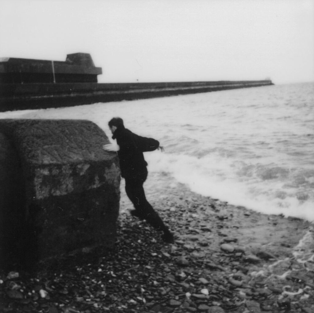 Monolithe Noir court droit avec “Running Fast”