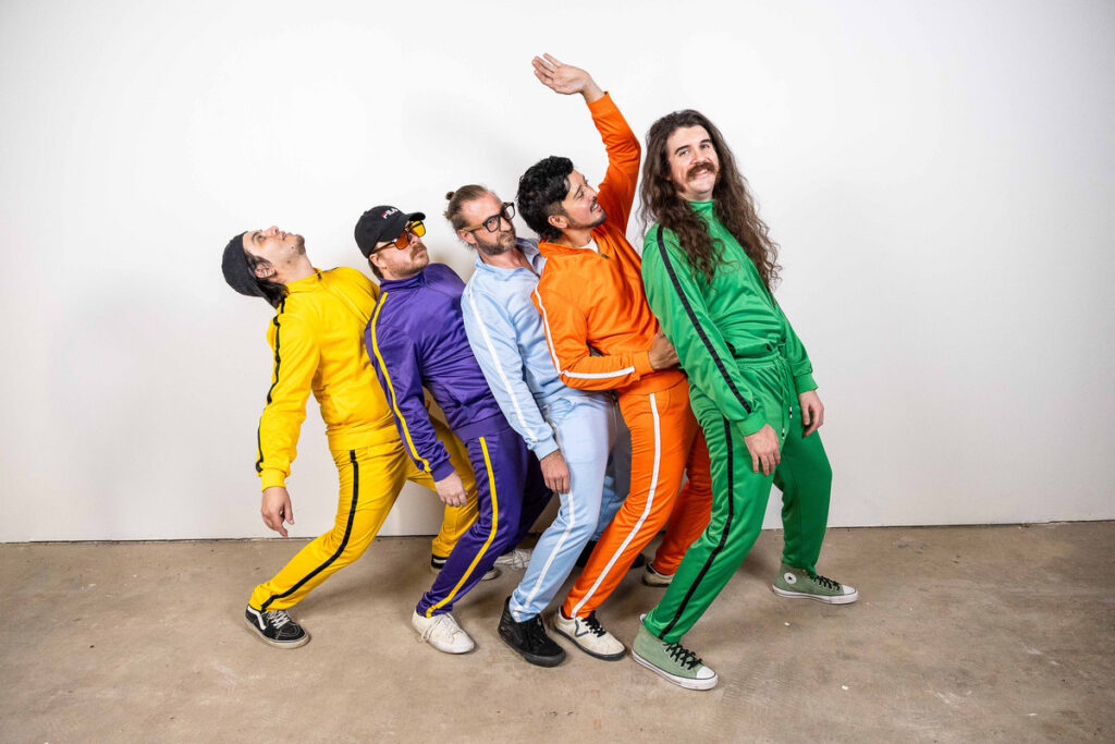 Primo Danger revient avec “Waiting”, un rock bien gras et percutant sur la violence armée et la crise mentale aux États-Unis. Un titre engagé et explosif venu du Texas.