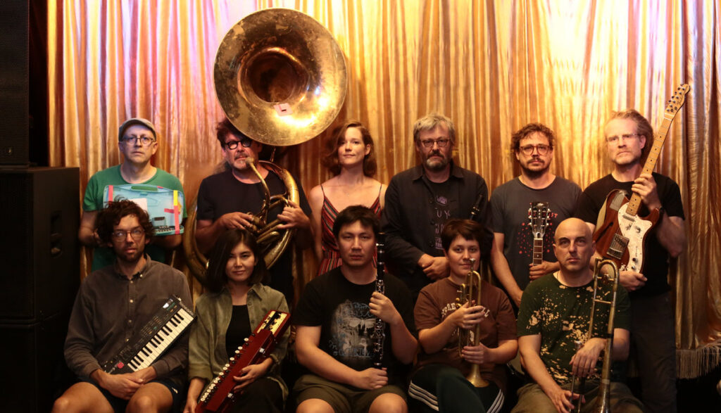 The Notwist annonce son nouvel album News from Planet Zombie, attendu le 3 mars chez Morr Music. Un single qui alterne pop rock élégante, éclats punk et ambiance slasher, avant un concert au Trabendo le 24 avril 2026.