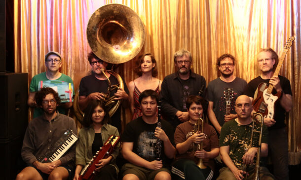 The Notwist annonce son nouvel album News from Planet Zombie, attendu le 3 mars chez Morr Music. Un single qui alterne pop rock élégante, éclats punk et ambiance slasher, avant un concert au Trabendo le 24 avril 2026.