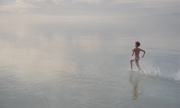 Premier extrait du projet HELP(2) : Arctic Monkeys et une pluie de stars pour War Child